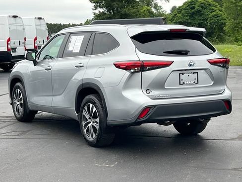 Used 2023 Toyota Highlander XLE AWD/4WD image 12