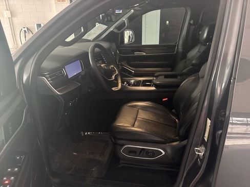 Used 2023 Jeep Wagoneer L Series II image 10
