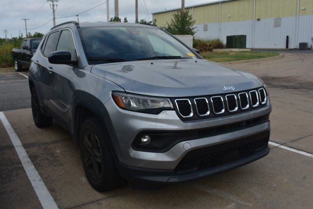 Used 2024 Jeep Compass Latitude AWD/4WD image 3