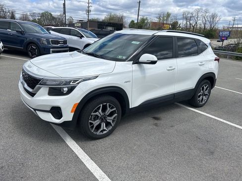 Used 2022 Kia Seltos EX image 3