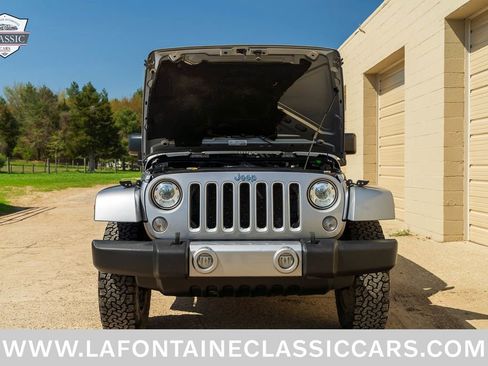 Used 2018 Jeep Wrangler Unlimited Sahara w/ Dual Top Group AWD/4WD image 32