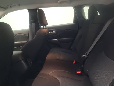 Used 2019 Jeep Cherokee Latitude w/ Popular Appearance Group FWD image 18