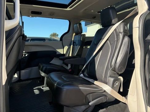 Used 2018 Chrysler Pacifica Limited image 42