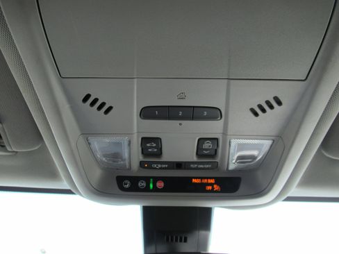 Used 2022 Chevrolet Equinox Premier AWD/4WD image 18