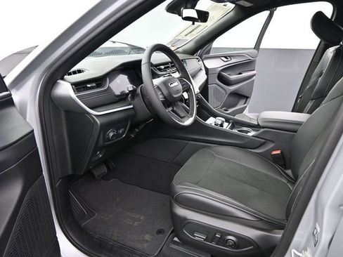 New 2025 Jeep Grand Cherokee Laredo image 9