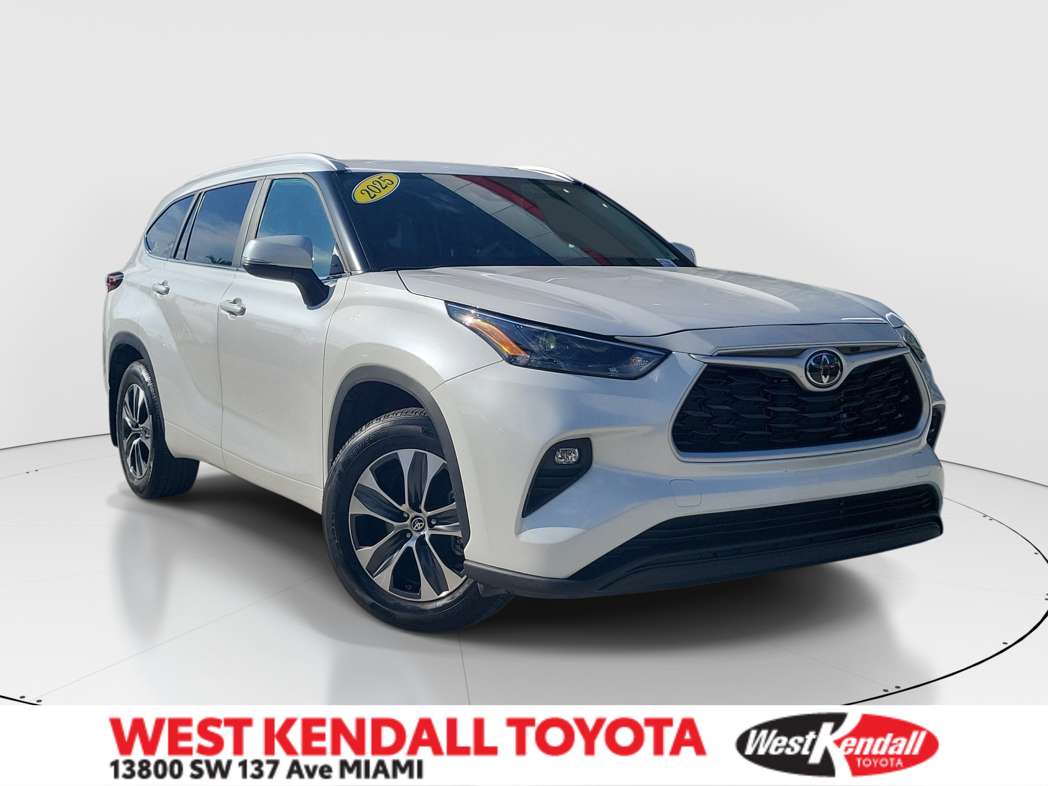 Used 2025 Toyota Highlander XLE FWD image 1