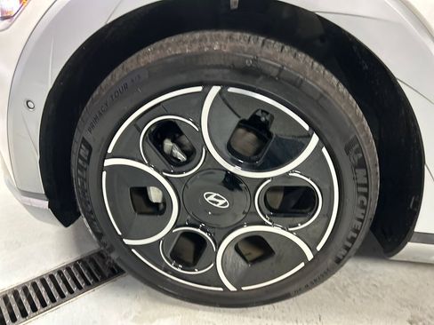 Used 2024 Hyundai Ioniq 5 Limited image 9