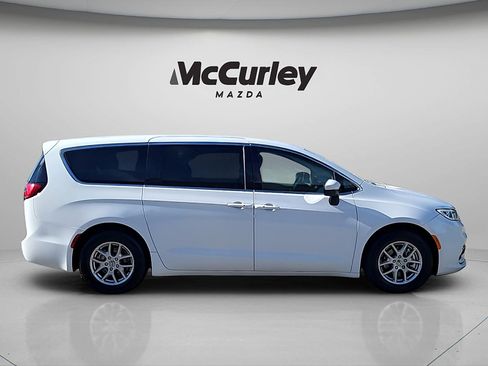 Used 2023 Chrysler Pacifica Touring-L FWD image 8