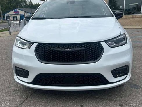 Used 2025 Chrysler Pacifica Limited FWD image 2