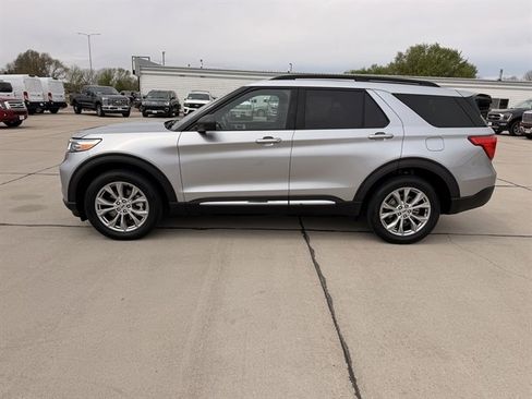 Used 2020 Ford Explorer XLT w/ Equipment Group 202A AWD/4WD image 12