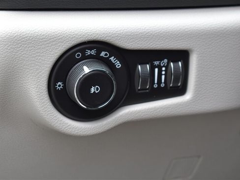 Used 2018 Chrysler Pacifica Touring-L FWD image 16