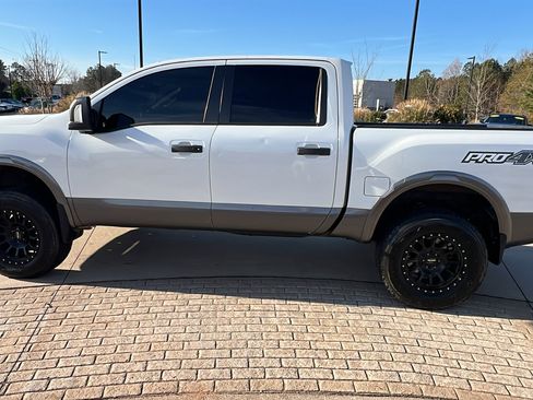 Used 2019 Nissan Titan PRO-4X w/ Pro-4x Convenience Package image 11