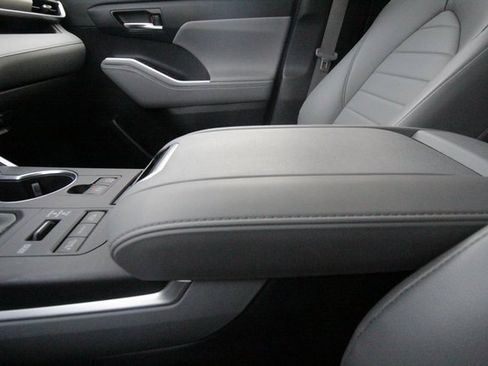 Used 2022 Toyota Highlander XLE image 24