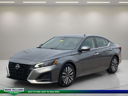 Used 2023 Nissan Altima 2.5 SV w/ SV Premium Package FWD image 2