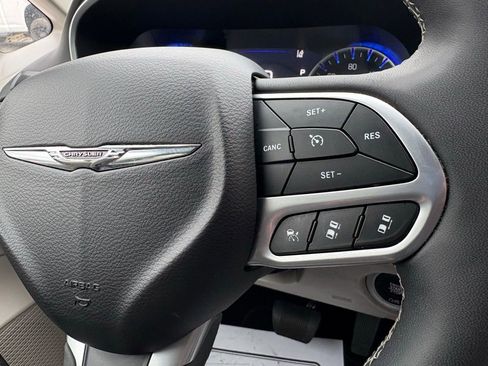 Used 2024 Chrysler Pacifica Touring-L image 28