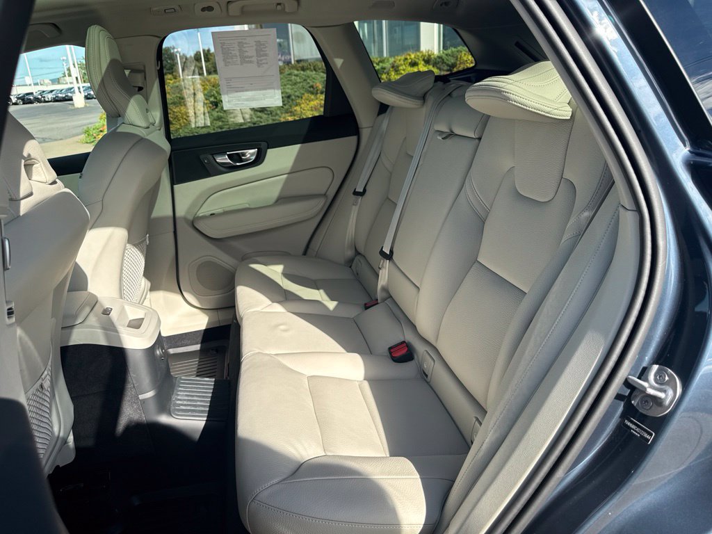 Certified 2025 Volvo XC60 T8 Plus w/ Protection Package Premier AWD/4WD image 40