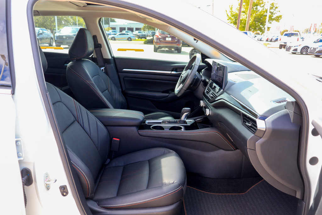 Used 2024 Nissan Altima 2.5 SR w/ SR Premium Package FWD image 8