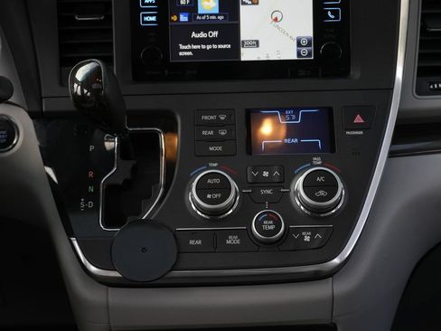 Used 2017 Toyota Sienna XLE Premium FWD image 39