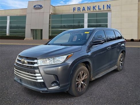 Used 2017 Toyota Highlander LE image 3