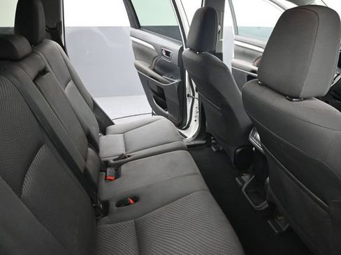 Used 2018 Toyota Highlander LE FWD image 18