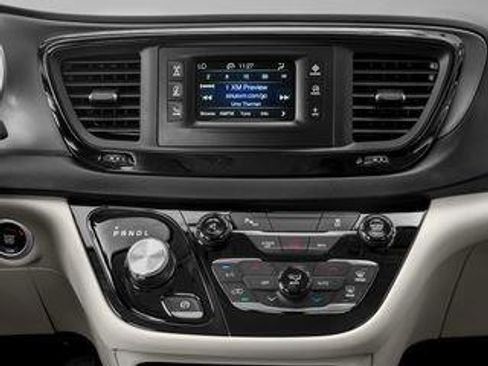 Used 2018 Chrysler Pacifica Touring-L Plus w/ S Appearance Package FWD image 5