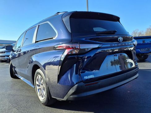 Used 2024 Toyota Sienna XLE image 36