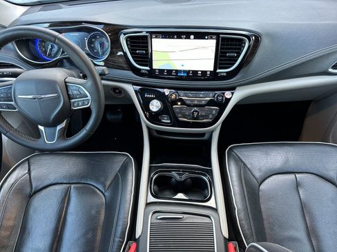 Used 2023 Chrysler Pacifica Limited image 12