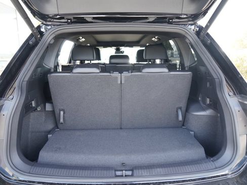 Certified 2023 Volkswagen Tiguan SE R-Line FWD image 34