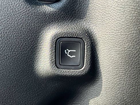 Used 2025 Jeep Compass Latitude w/ Sun & Sound Group AWD/4WD image 21