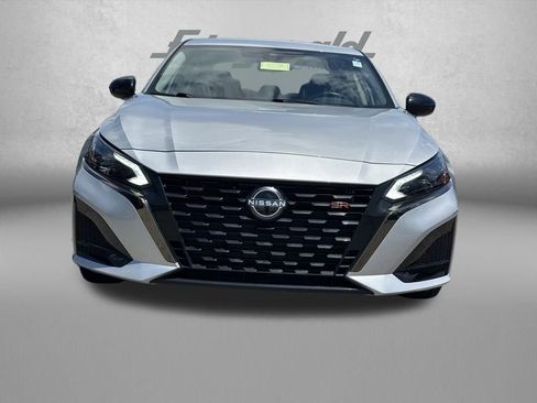 Used 2024 Nissan Altima 2.5 SR FWD image 2