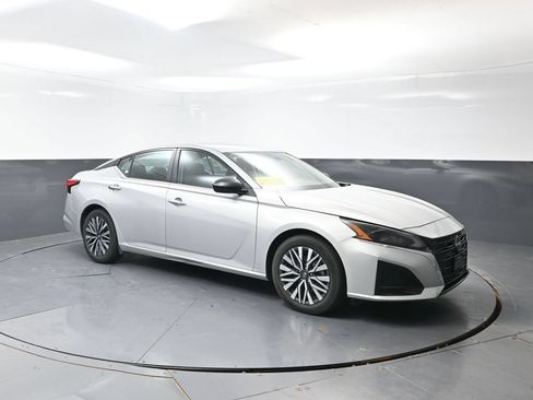 Used 2024 Nissan Altima 2.5 SV FWD image 5