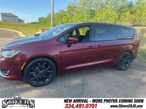 Used 2019 Chrysler Pacifica Touring Plus w/ S Appearance Package image 4