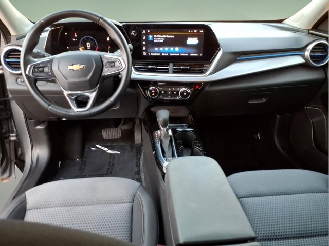 Used 2024 Chevrolet Trax LT w/ LT Convenience Package FWD image 12
