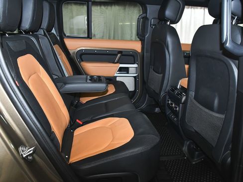 Used 2024 Land Rover Defender 130 X-Dynamic SE image 55