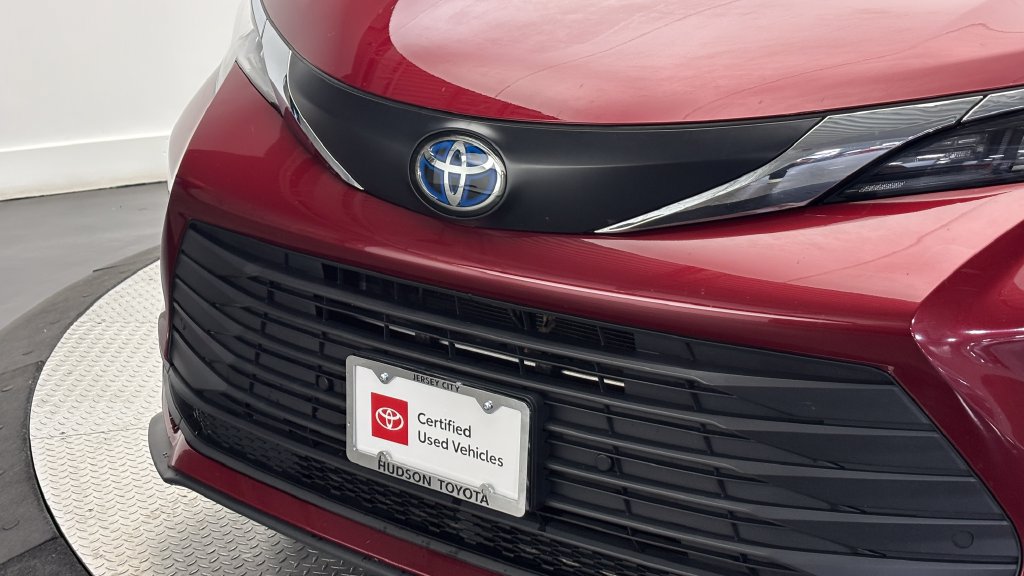 Certified 2025 Toyota Sienna XLE w/ XLE Plus Package AWD/4WD image 2