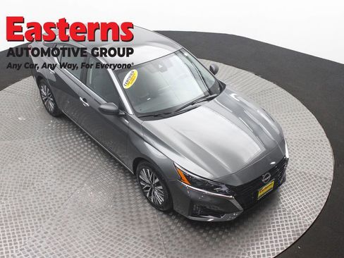 Used 2025 Nissan Altima 2.5 SV image 3