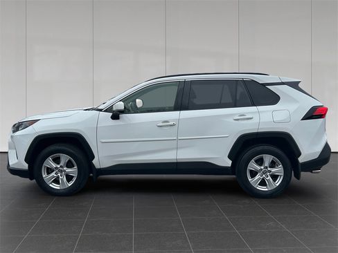Used 2019 Toyota RAV4 XLE w/ Convenience Package image 2