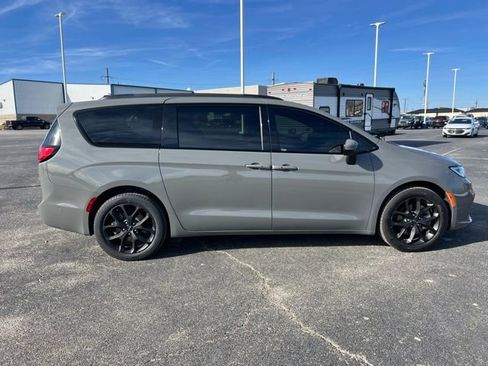 Used 2023 Chrysler Pacifica Touring-L w/ S Appearance Package image 6