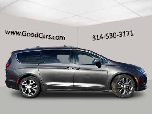 Used 2017 Chrysler Pacifica Limited image 3