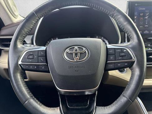 Certified 2021 Toyota Highlander Limited FWD image 11