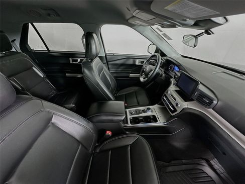 Used 2024 Ford Explorer XLT w/ Equipment Group 202A AWD/4WD image 28