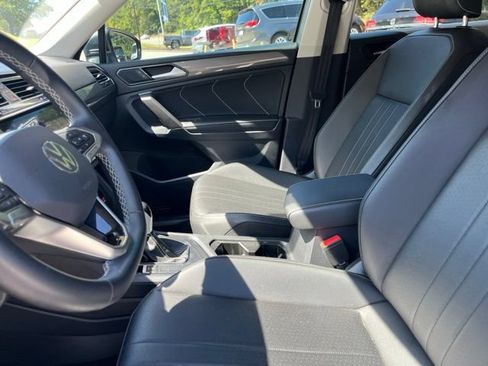 Used 2023 Volkswagen Tiguan SE FWD image 9