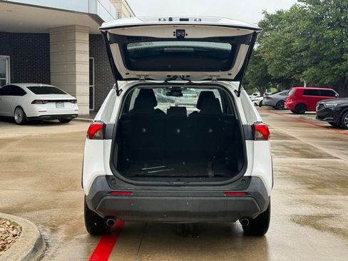 Used 2022 Toyota RAV4 LE FWD image 5