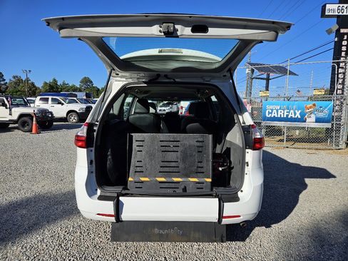 Used 2016 Toyota Sienna L image 9