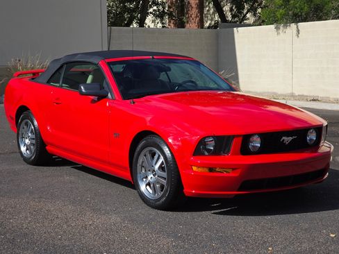 Used 2006 Ford Mustang GT image 2