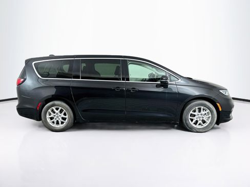 Used 2023 Chrysler Pacifica Touring-L FWD image 10