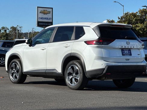 Used 2024 Nissan Rogue SV FWD image 8
