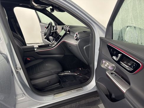 Used 2025 Mercedes-Benz GLC 350e 4MATIC image 18