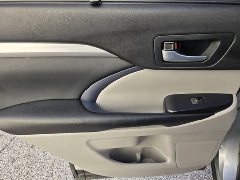 Used 2017 Toyota Highlander XLE image 11