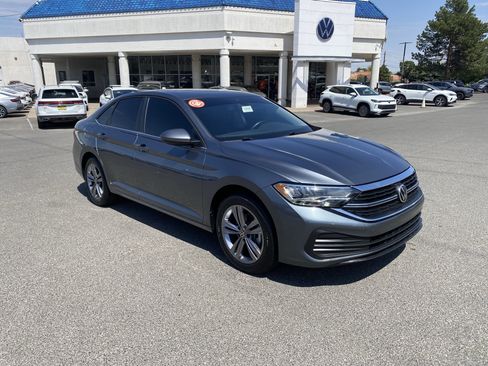 Used 2022 Volkswagen Jetta SE FWD image 2